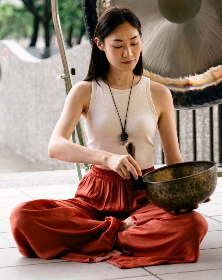 Sat Wellness 創辦人及導師 Ava（Seetal Ved Kaur）與頌缽